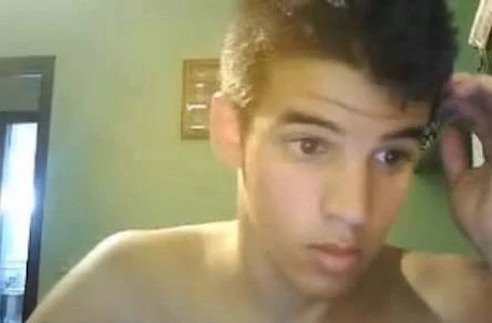 Gatinho brasileiro pelado tocando uma bronha
