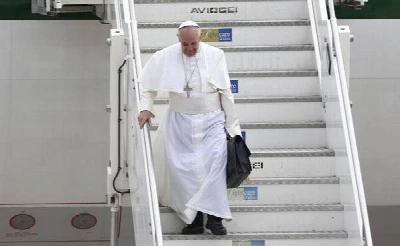 Homossexuais não devem ser julgados ou marginalizados, diz Papa