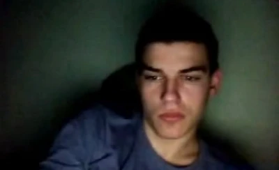 Gato sarado pelado toca uma bronha na webcam
