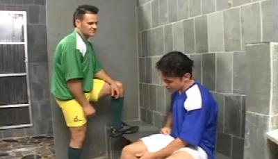 Jogador de futebol dando depois da partida sem camisinha