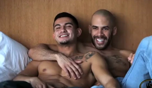 Machos super dotados trepam gostoso em "troca-troca" - DELICIA!