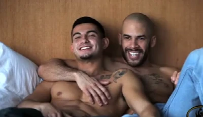 Machos super dotados trepam gostoso em "troca-troca" - DELICIA!