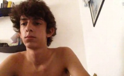 Lek magrinho mostrando o picão com o dedo no rabo - CAM