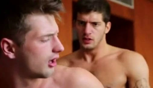 Gostoso arrebentando o cu do loiro - PQP!
