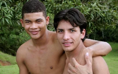 Gay Brasil: Xunda e Natanael trepando na grama!
