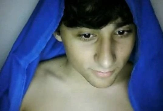 Moleque bombadinho batendo uma punheta gostosa na cam