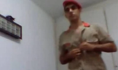 CAM: Moleque da escola militar gozando e lambendo a porra