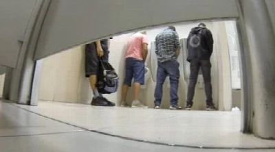 FLAGRA: Putaria com vários caras no banheirão do shop