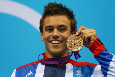 Tom Daley assume estar namorando um cara: 'Minha vida mudou'