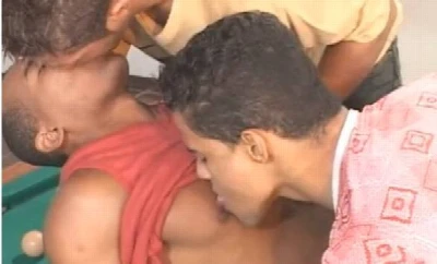 BRASIL: Dois amigos trepando com o negão na mesa de sinuca