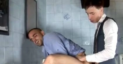 Machos gostosos fazendo "troca-troca" no banheirão