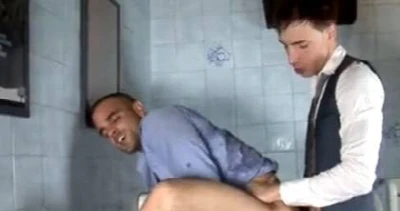 Machos gostosos fazendo "troca-troca" no banheirão
