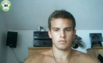 CAM: Novinho tesudo batendo e gozando na barriga