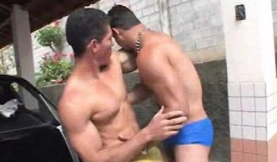 Gay Brasil: Ajudando o amigo a lavar o carro