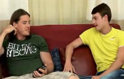 TWINKS: Garoto tesudinho metendo no cabeludo sarado