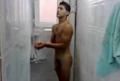AMADOR: Filmou o amigo tomando banho com o pau meia bomba