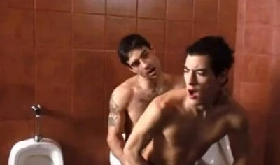 Carinha que deu pra um macho gostoso no banheirão
