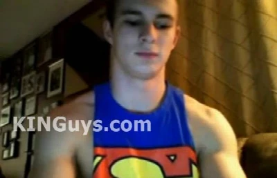 CAM: Sarado de superman se exibindo e batendo uma punheta