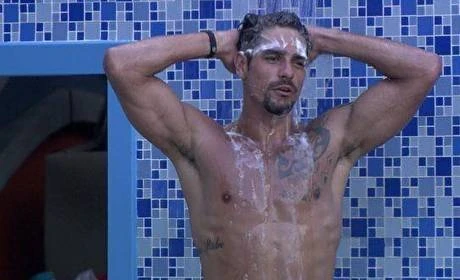 BBB 14 - Veja o video do Diego tomando banho pelado! (Sem cesura)