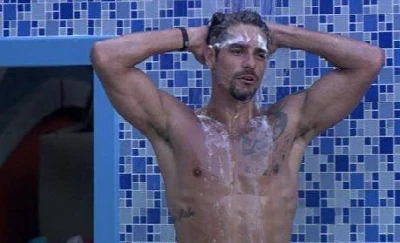 BBB 14 - Veja o video do Diego tomando banho pelado! (Sem cesura)
