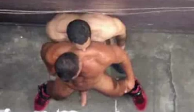 Cara tesudo dando pro amigo de pau duro no beco