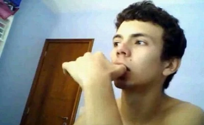 [Webcam] Moleque gatinho dando uma gozada farta!