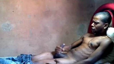 [Amador] Negão cafuçu bate punheta e grava gozada farta