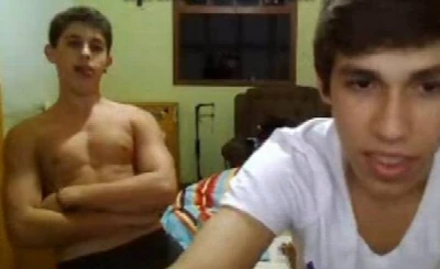 Duas duplinhas de amigos héteros no Omegle