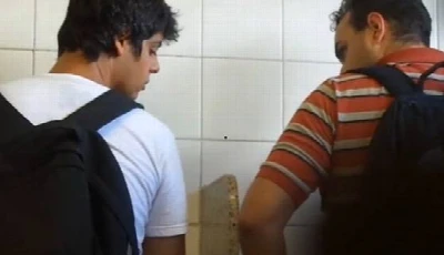 [Flagra Exclusivo] Moreno gato manja rola de macho no banheirão
