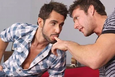 [Video gay] Dean Monroe e Kevin Crows provando lubrificantes