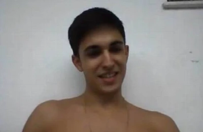 Tesudinho bate punheta e goza gostoso na webcam!