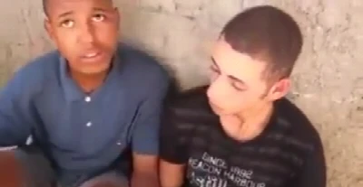 Policiais obrigam supostos traficantes a darem beijo gay