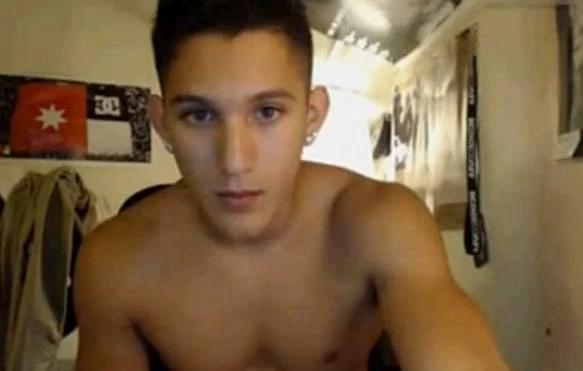 Pivete nú se masturbando e gozando na webcam
