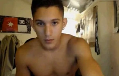 Pivete nú se masturbando e gozando na webcam