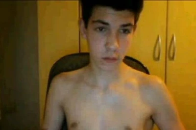 [Webcam] Garoto magrinho bate punheta e come a porra