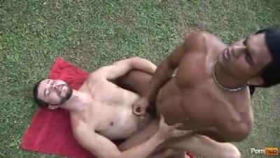 [Gay BR] Barbudo faz 'troca-troca' com índio tesudo no rio