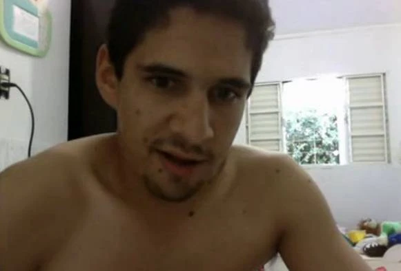 Garoto fofo e dotado se sujando de porra na webcam