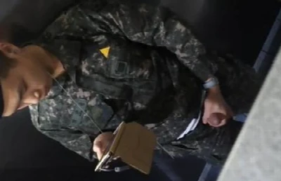 Soldado Coreano bate punheta e goza no banheirão