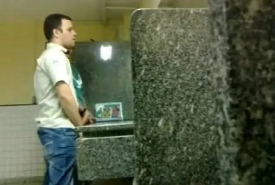 Flagra BR: Macho gato é chupado e goza no banheirão - TOP