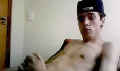 Garoto com alargador e piercing gozando na barriga