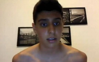Garoto dotado se masturba, goza e prova a porra