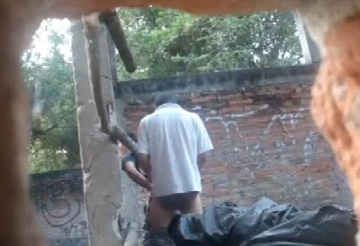 Flagrou dois garotos trepando pelo buraco no muro