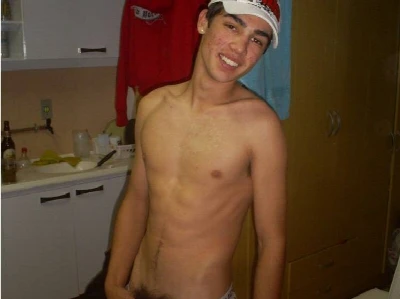Fotos e vídeo de brasileiro bêbado se exibindo pelado