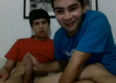 Garotos chupam um ao outro bem gostoso na cam