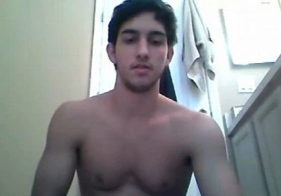 Garoto se masturba na webcam e goza na própria cara