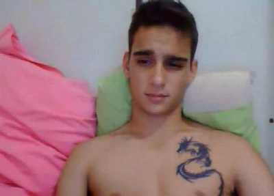 Matheus, garoto dotado gozando grosso na barriga