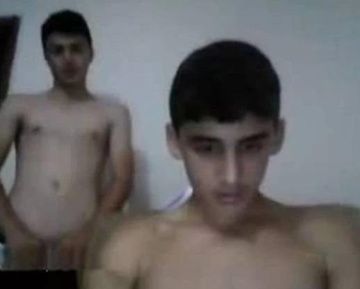 Primos héteros se masturbam e gozam juntos na cam