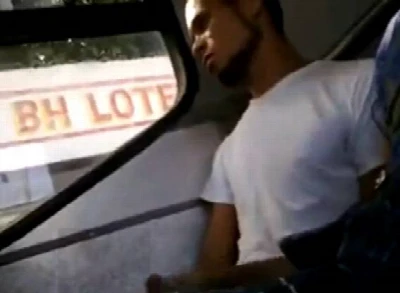 Cara punheta um macho dentro do ônibus coletivo