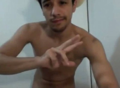 Garoto dotado bateu uma punheta e gozou na camisa