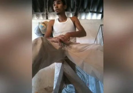 Pedreiro grava própria punheta e goza na mão